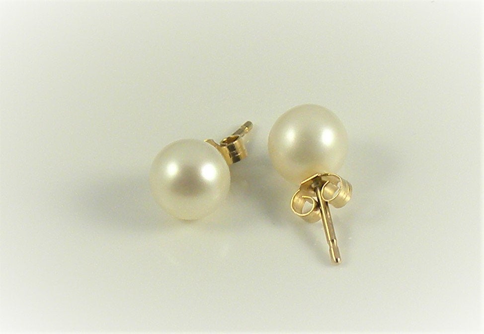 Round White Freshwater Pearls Stud Earrings on Gold
