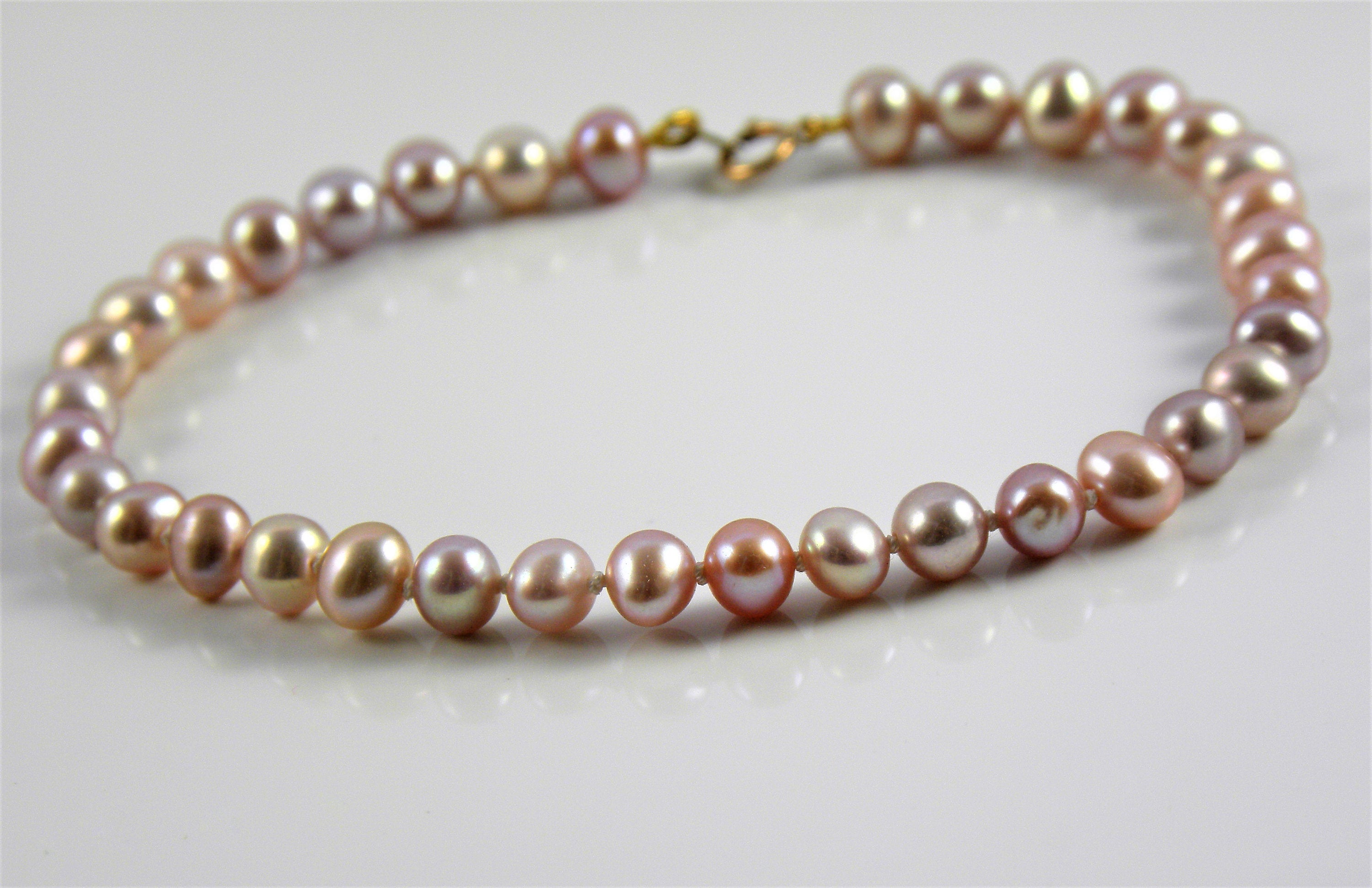 Natural Freshwater Pearl bracelet with 10ct Gold clasp, hand knotted