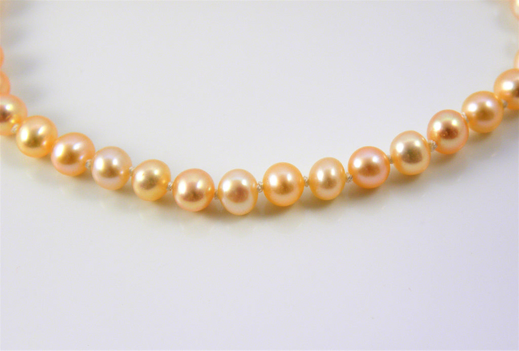 Natural Freshwater Pearl Bracelet with 10 ct Gold clasp, hand knotted