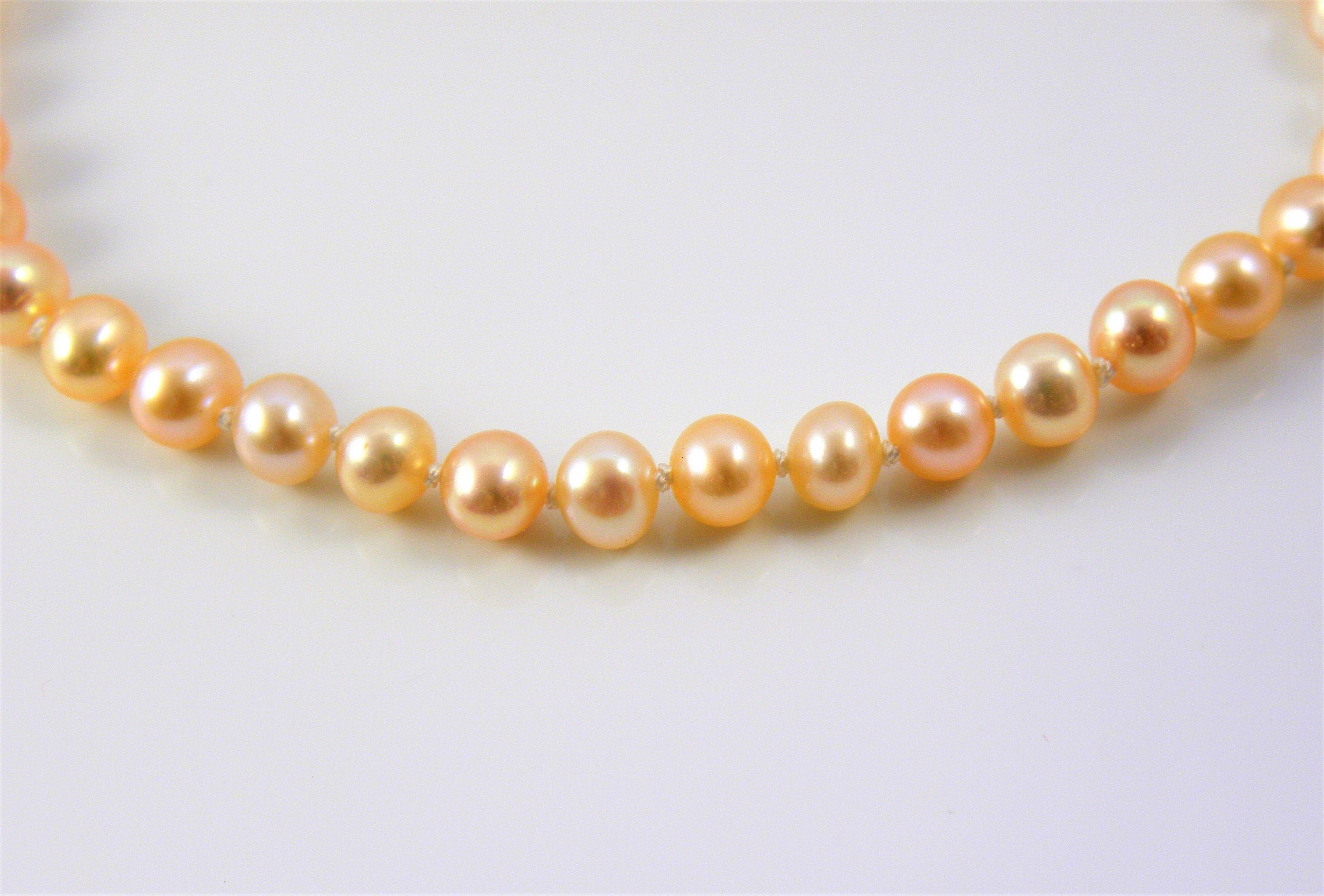 Natural Freshwater Pearl Bracelet with 10 ct Gold clasp, hand knotted
