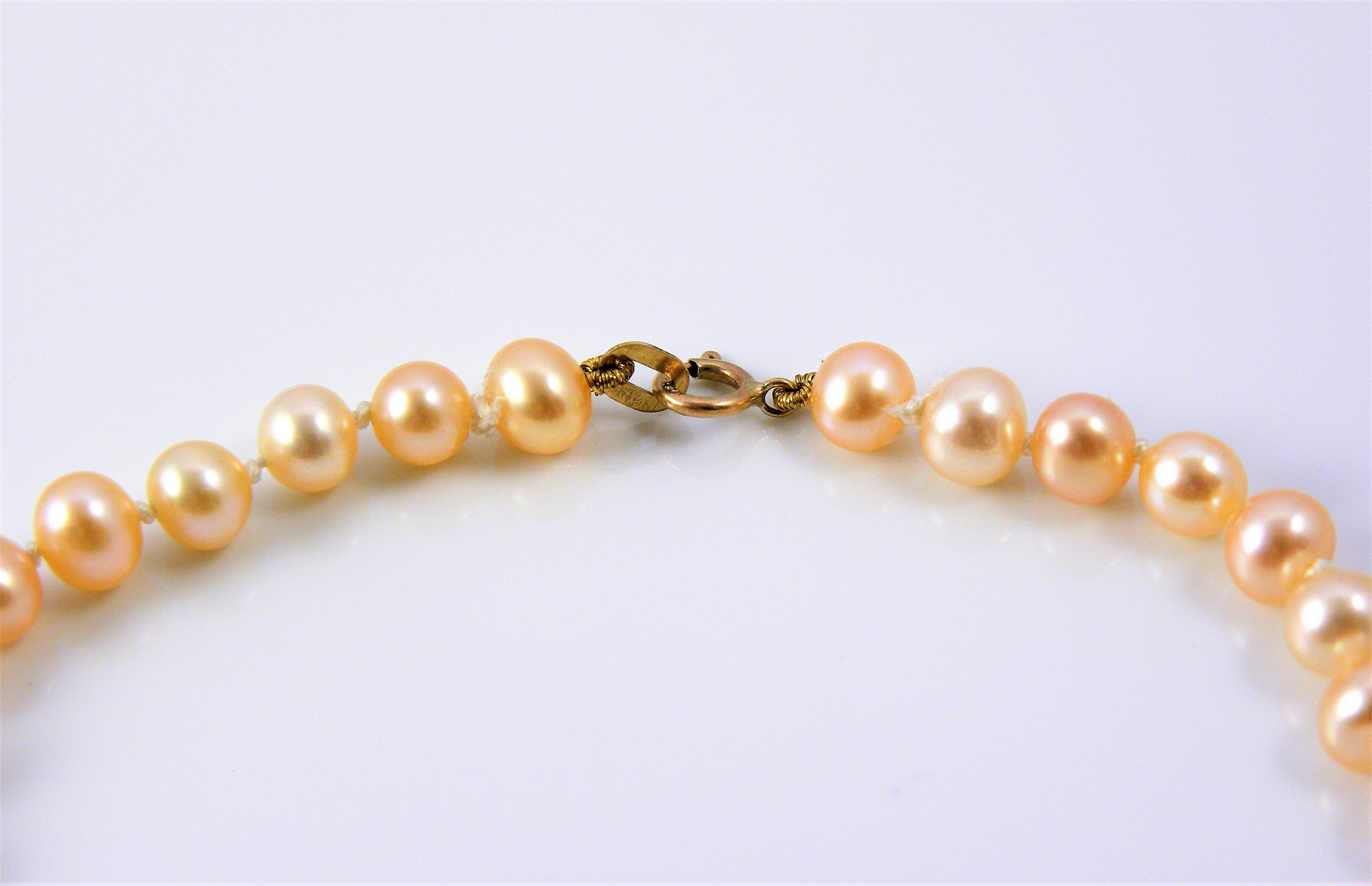 Natural Freshwater Pearl Bracelet with 10 ct Gold clasp, hand knotted