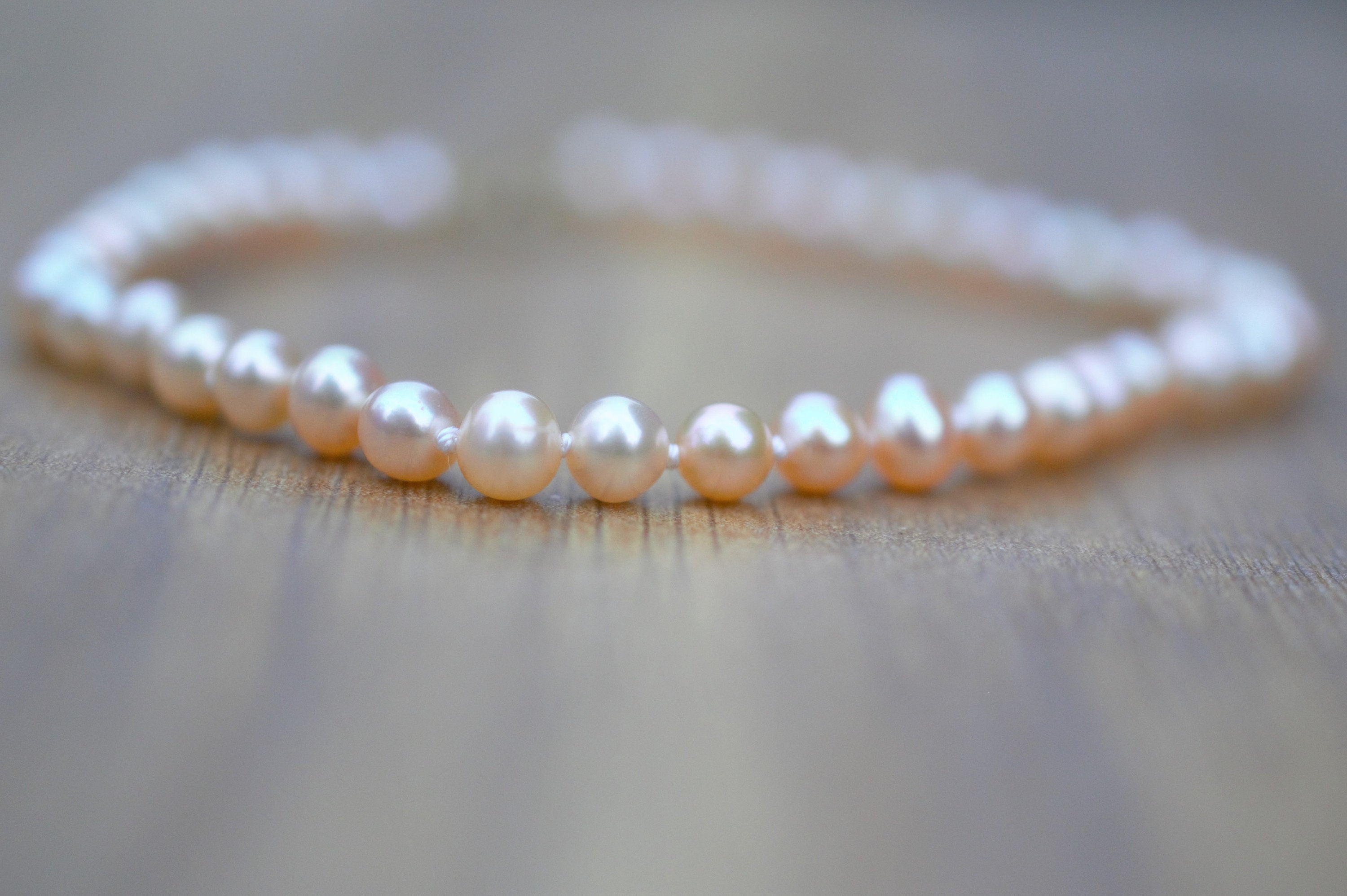 Natural Freshwater Pearl bracelet with 10ct Gold clasp, hand knotted