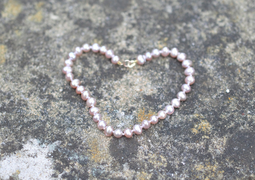 Natural Freshwater Pearl bracelet with 10ct Gold clasp, hand knotted