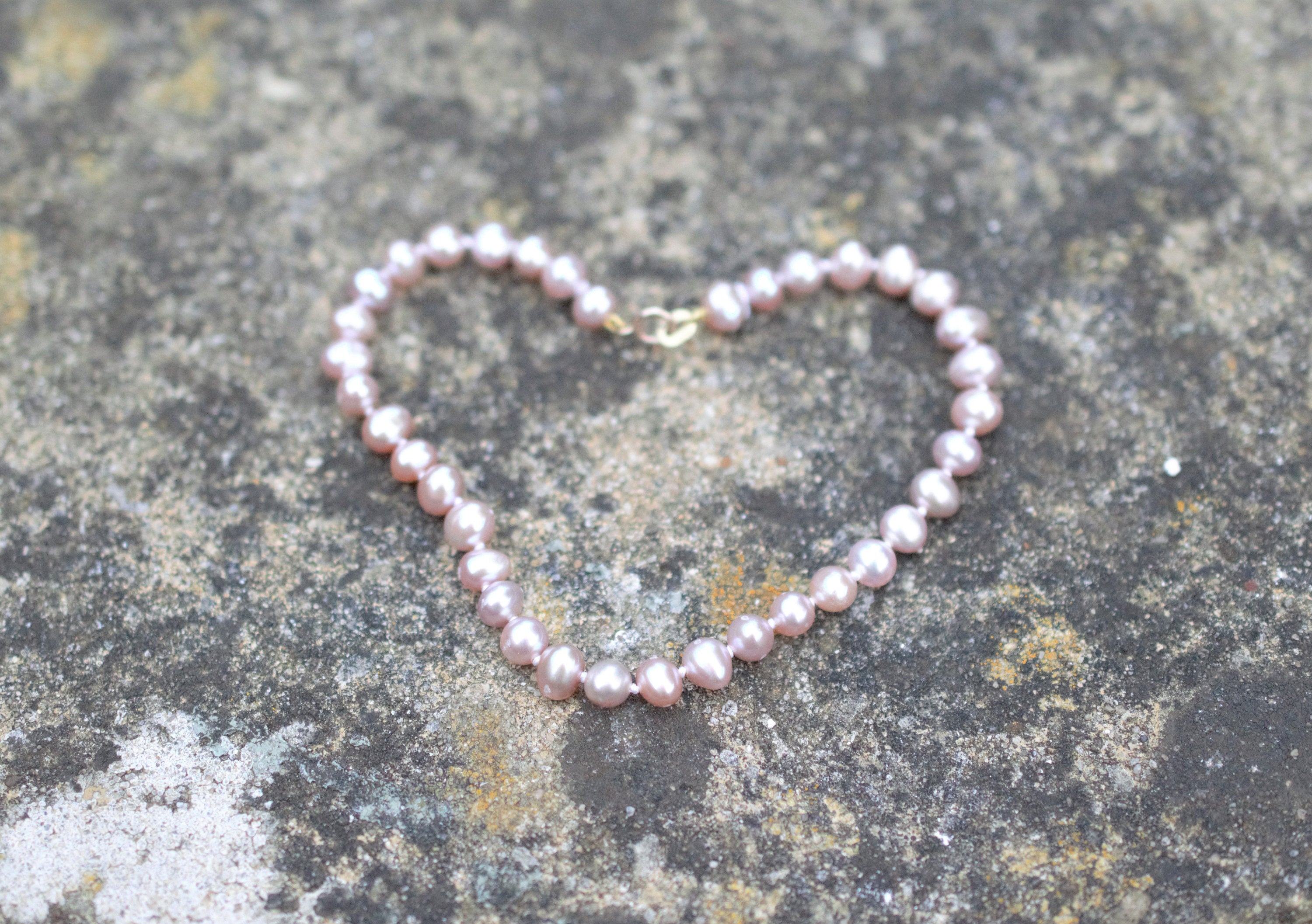 Natural Freshwater Pearl bracelet with 10ct Gold clasp, hand knotted