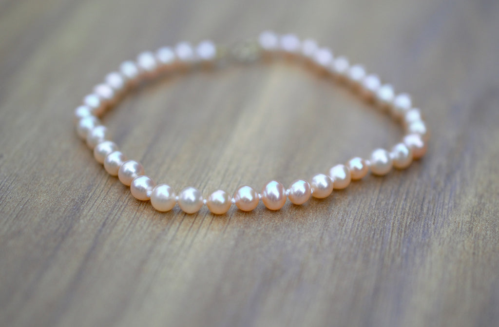 Natural Freshwater Pearl bracelet with 10ct Gold clasp, hand knotted