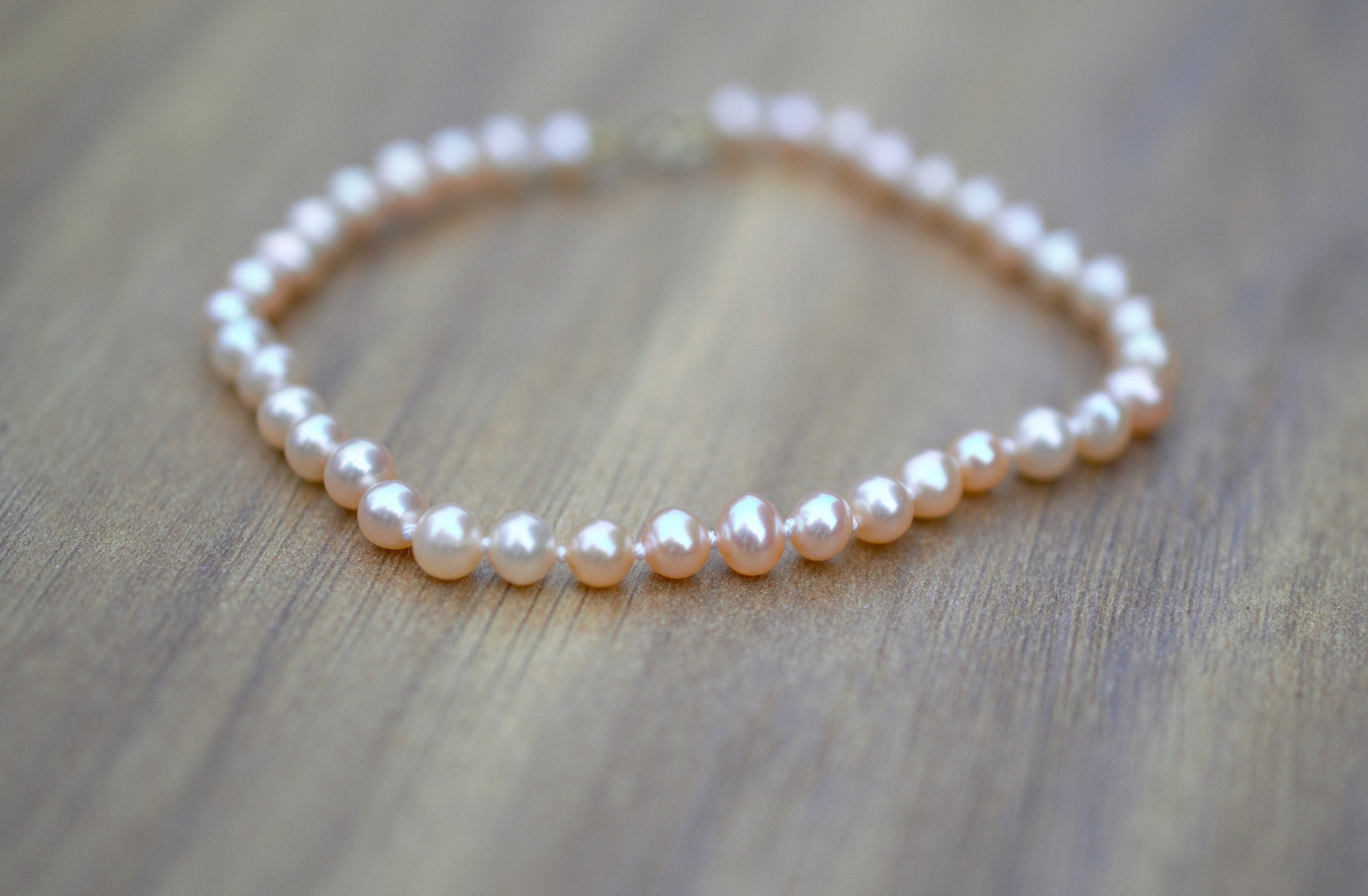 Natural Freshwater Pearl bracelet with 10ct Gold clasp, hand knotted