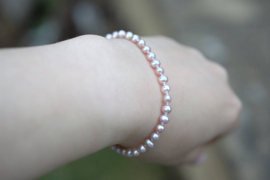 Natural Freshwater Pearl bracelet with 10ct Gold clasp, hand knotted