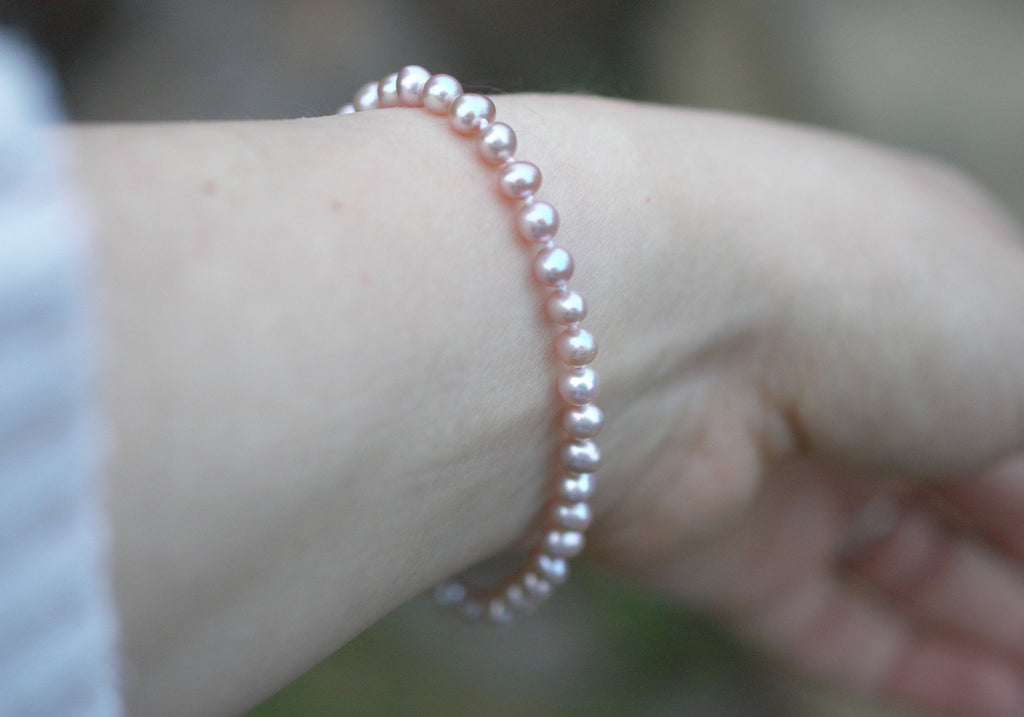 Natural Freshwater Pearl Bracelet with 10 ct Gold clasp, hand knotted